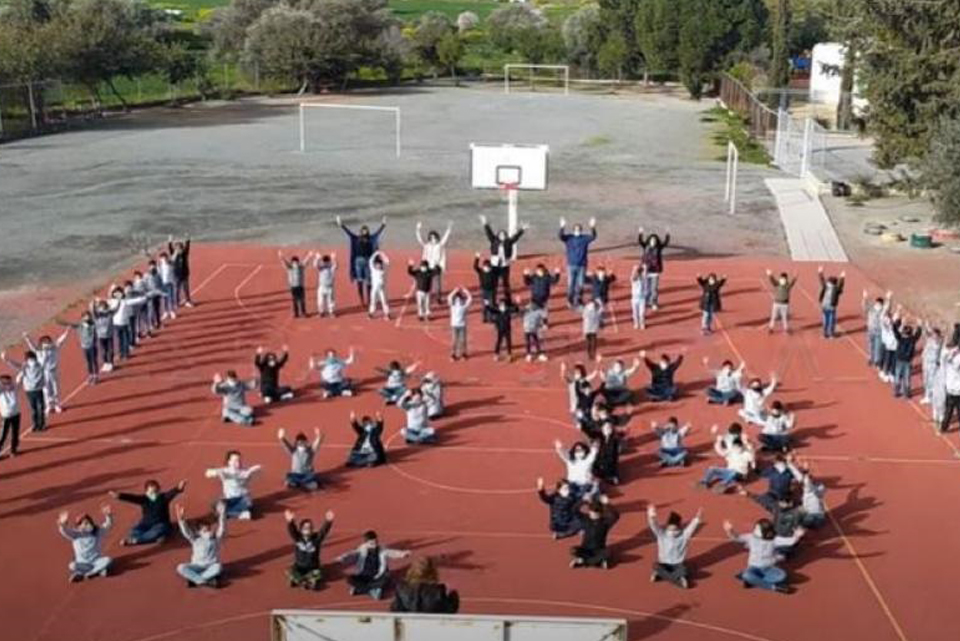 Μαθητές του δημοτικού σχολείου Αγίας Βαρβάρας βροντοφωνάζουν “Πες όχι στον πόλεμο” -Ένα συγκινητικό βίντεο σε όλες τις γλώσσες του κόσμου