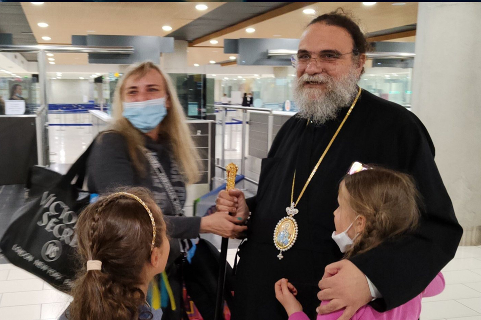 Πενήντα πέντε παιδιά από την Ουκρανία έφθασαν στην Κύπρο-Στο πλευρό τους ο Μητροπολίτης Ταμασού και Ορεινής κ. Ησαϊαςς