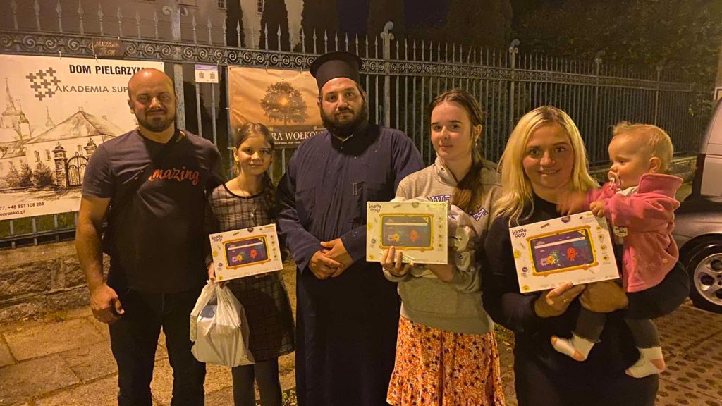 Παράδοση tablets στους Ουκρανούς πρόσφυγες από την Ιερά Μητρόπολη Ταμασού