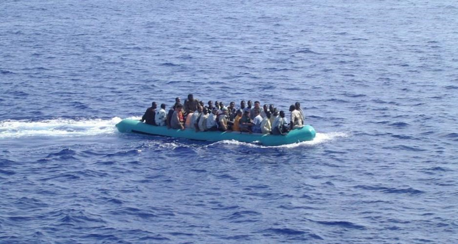 Πλοιάριο με 15 μετανάστες στο Κάβο Γκρέκο. Σύληψη δύο προσώπων.