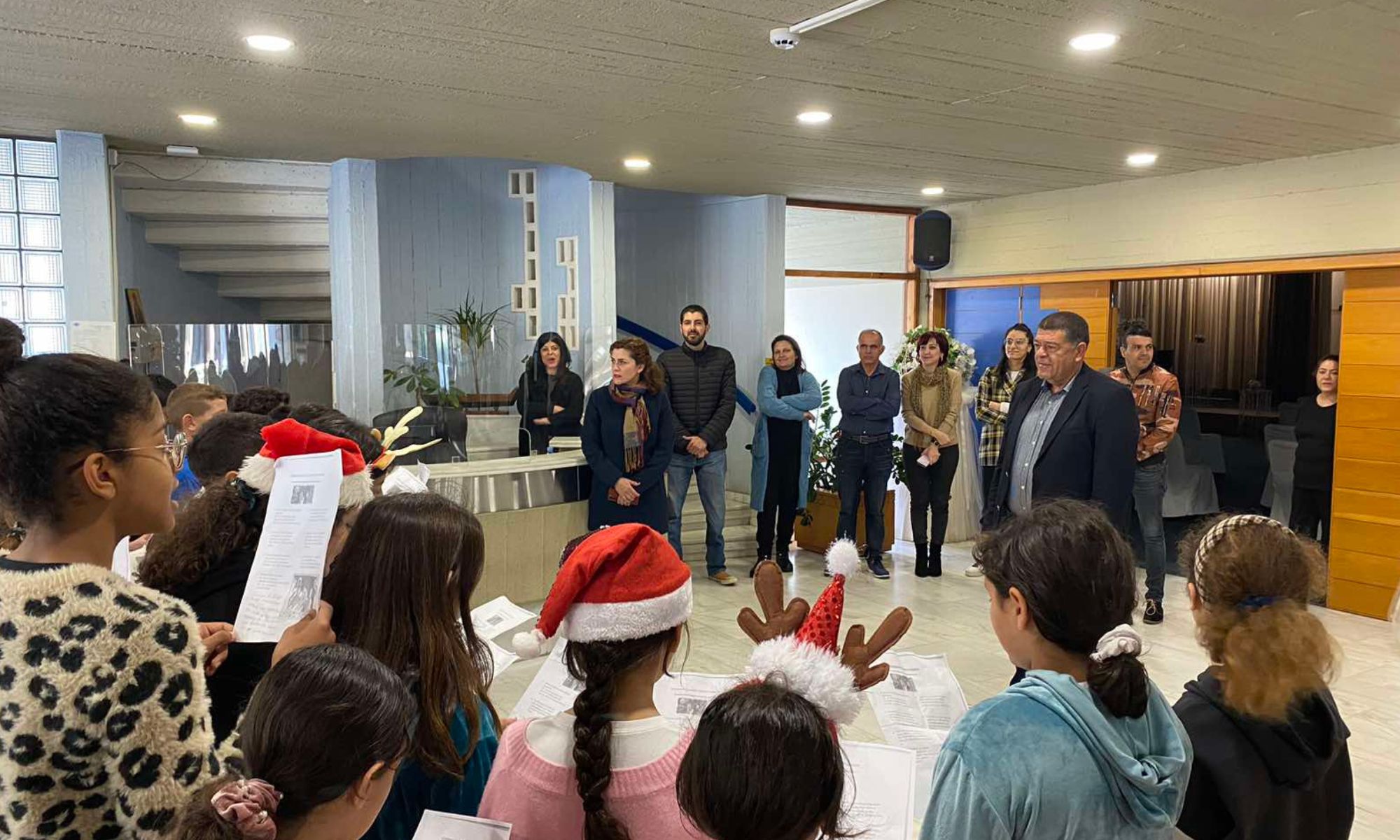 Παραλίμνι: Χριστουγεννιάτικα Κάλαντα από μαθητές του Α’ Δημοτικού σχολείου Παραλιμνίου
