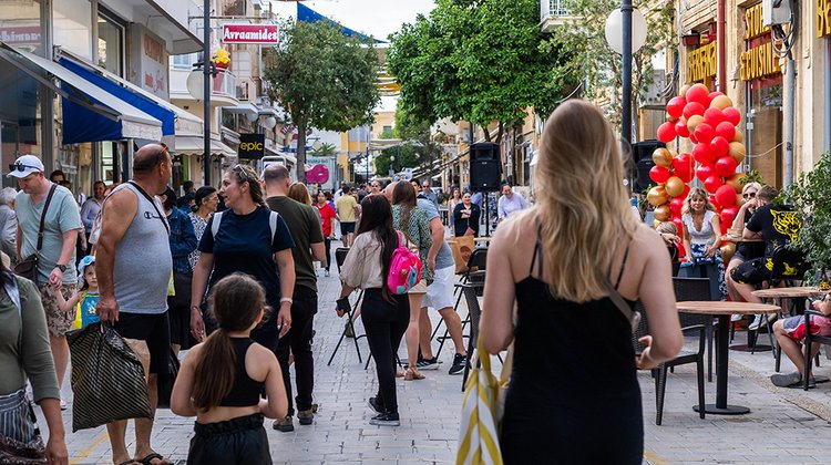 Αχρείαστη αναστάτωση από Βουλή-Δεν αλλάζει το ωράριο των καταστημάτων