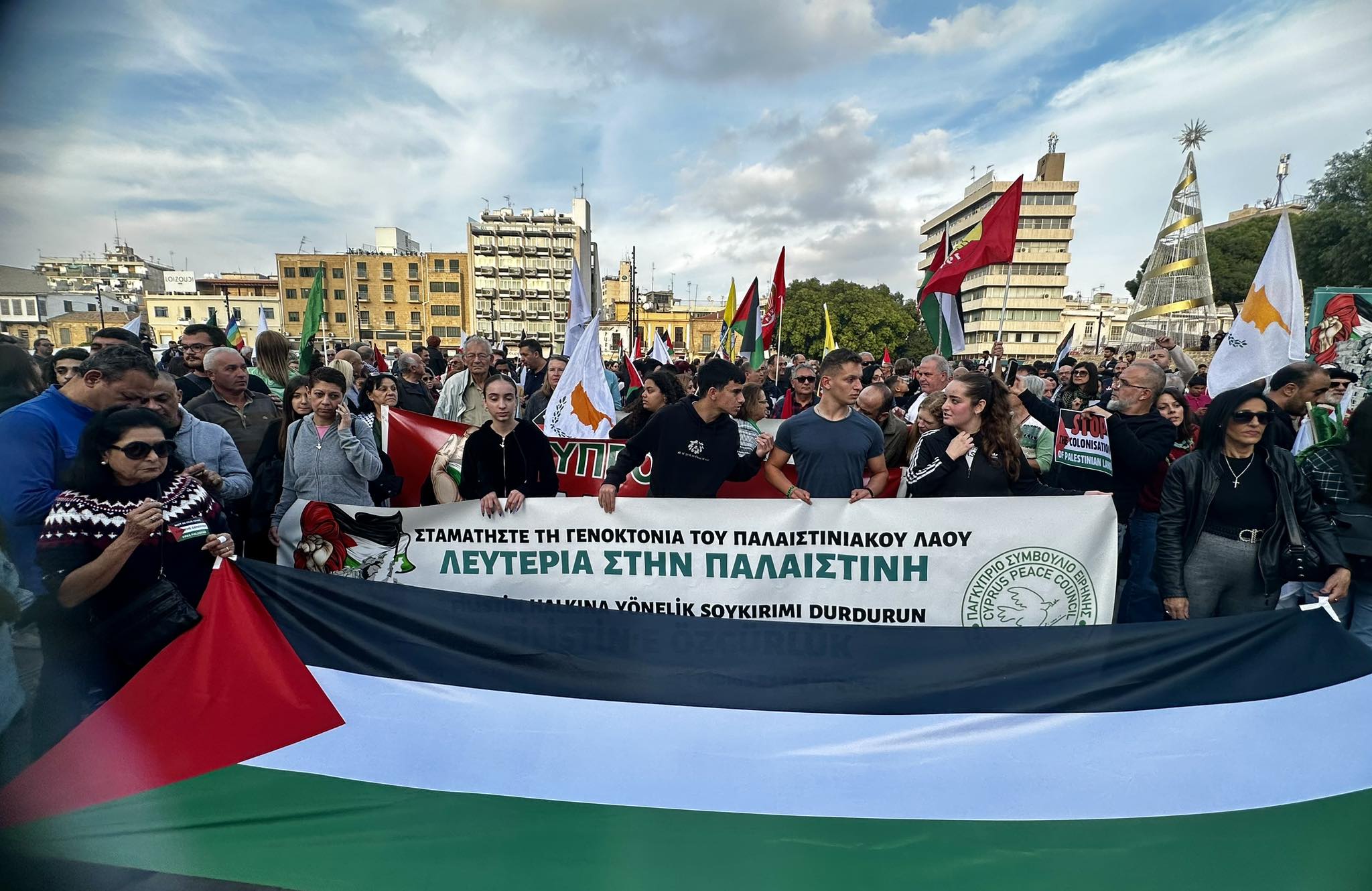 Μεγάλη παγκύπρια πορεία ειρήνης στην Πλατεία Ελευθερίας (εικόνες)