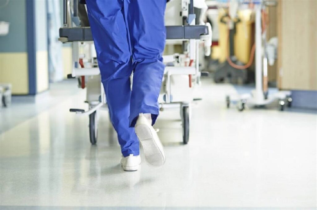 «Ξεμένουμε από νοσηλευτές», λένε οι αρμόδιοι φορείς – Σιωπηρός πόλεμος μεταξύ νοσοκομείων