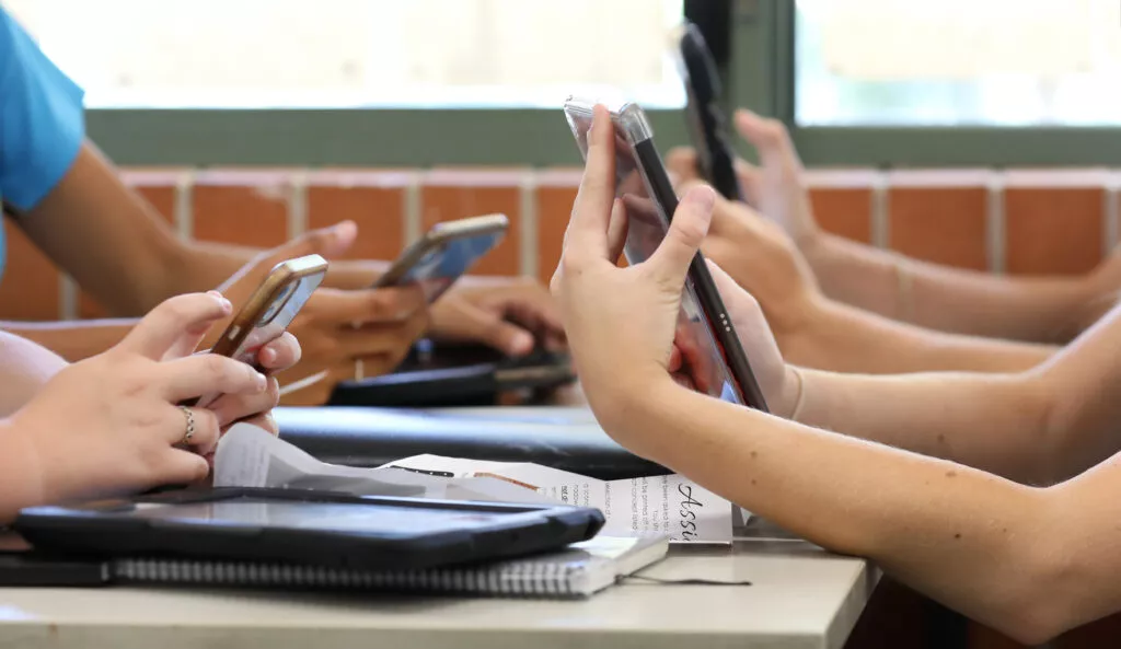 Κλείνουν τα κινητά για την υγεία των μαθητών