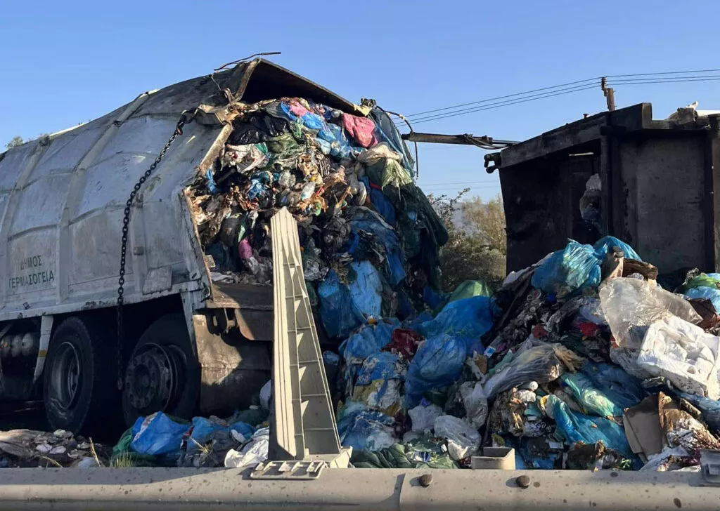 Σε κρίσιμη κατάσταση ο οδηγός του σκυβαλοφόρου που ανατράπηκε