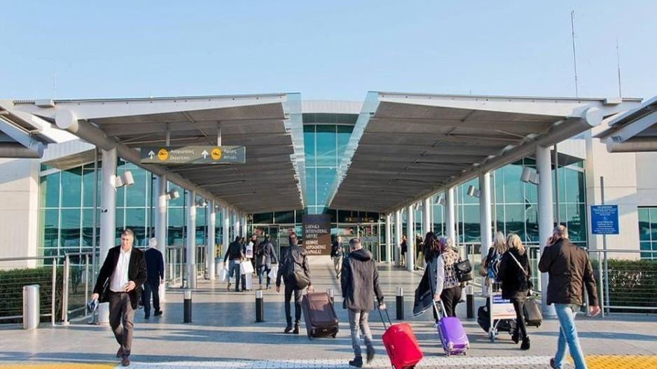 Λαθραία καπνικά προϊόντα σε αποσκευές τριών Ελληνοκυπρίων στο Αεροδρόμιο Λάρνακας