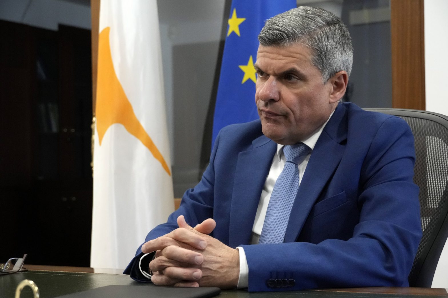 Αμφισβήτηση και αντιδράσεις για τα ενεργειακά έργα – Σκληρή κριτική σε Παπαναστασίου για καθυστερήσεις και κόστος