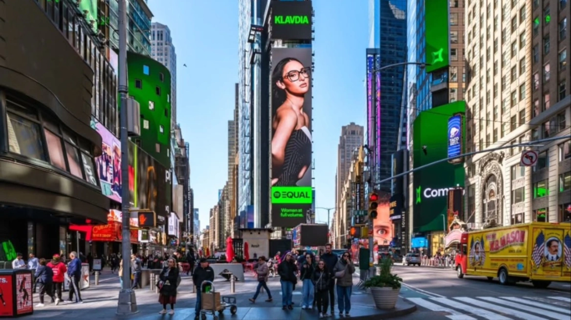 H Κλαυδία κατέκτησε και την Times Square της Νέας Υόρκης