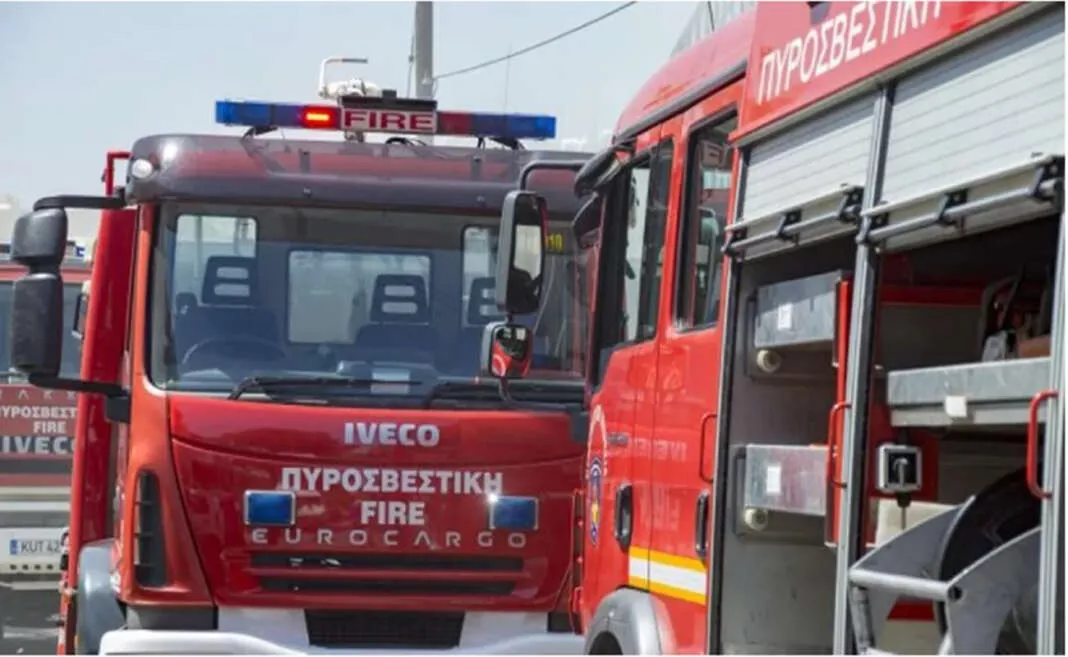 Όχημα τυλίχθηκε στις φλόγες μετά από τροχαίο – Δύο τραυματίες παγιδεύτηκαν και διασώθηκαν από πυροσβέστες
