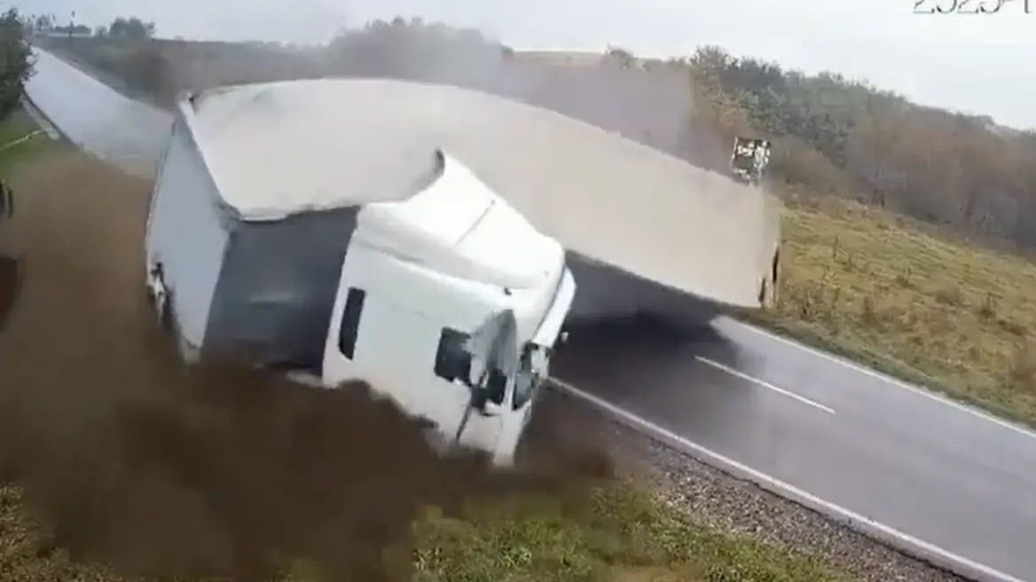 Τρομακτικό δυστύχημα στη Ρουμανία: Φορτηγό δίπλωσε και συνέθλιψε αυτοκίνητο – Δύο νεκροί, δείτε βίντεο