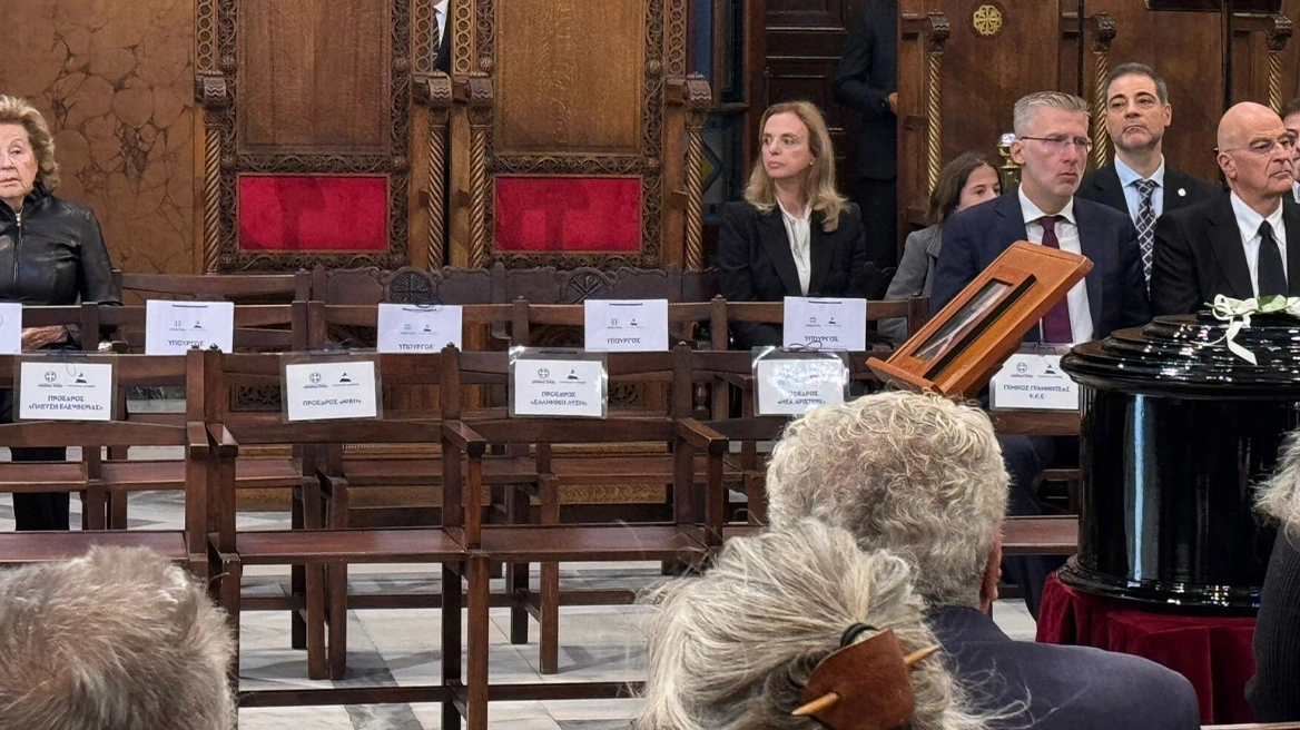 Μια σειρά άδεια καθίσματα: Απούσα η αντιπολίτευση από την κηδεία του Διονύση Σαββόπουλου