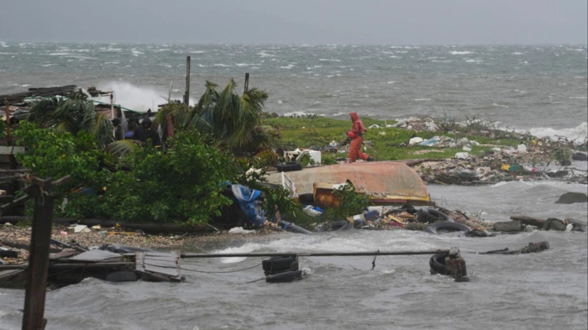Ο τυφώνας Μελίσσα πλησιάζει την Κούβα με ανέμους 210 χλμ/ώρα – Μετράει τις πληγές της η Τζαμάικα, δείτε βίντεο