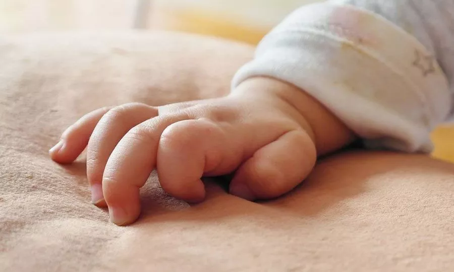 Μάχη για τη ζωή δίνει παιδάκι ενός έτους – Είχε καπνίσει δίπλα του μαριχουάνα ο πατέρας του