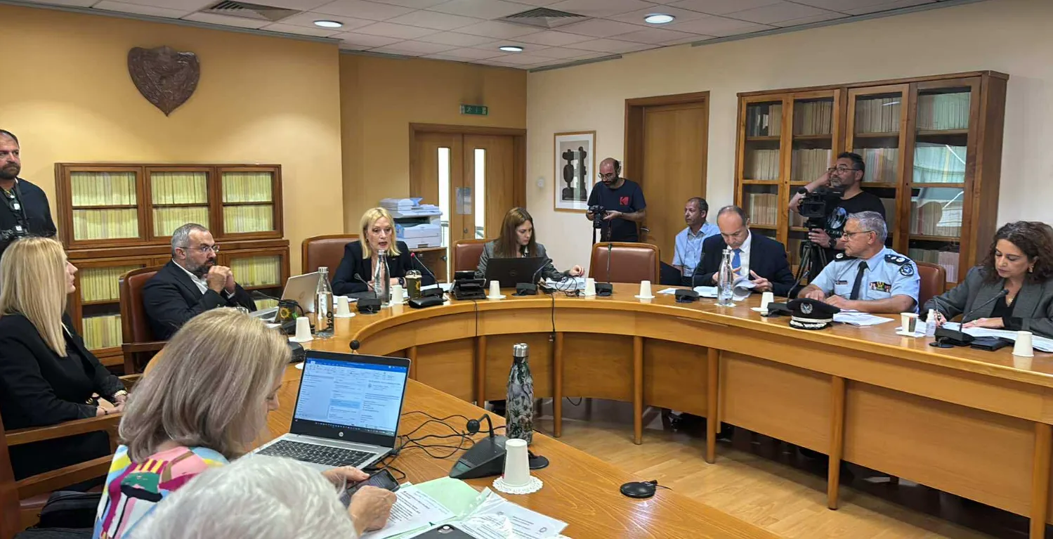 Διαμάχη στη Βουλή για τα γεγονότα έξω από το ΥΠΕΞ: Κατηγορίες κατά της αστυνομίας
