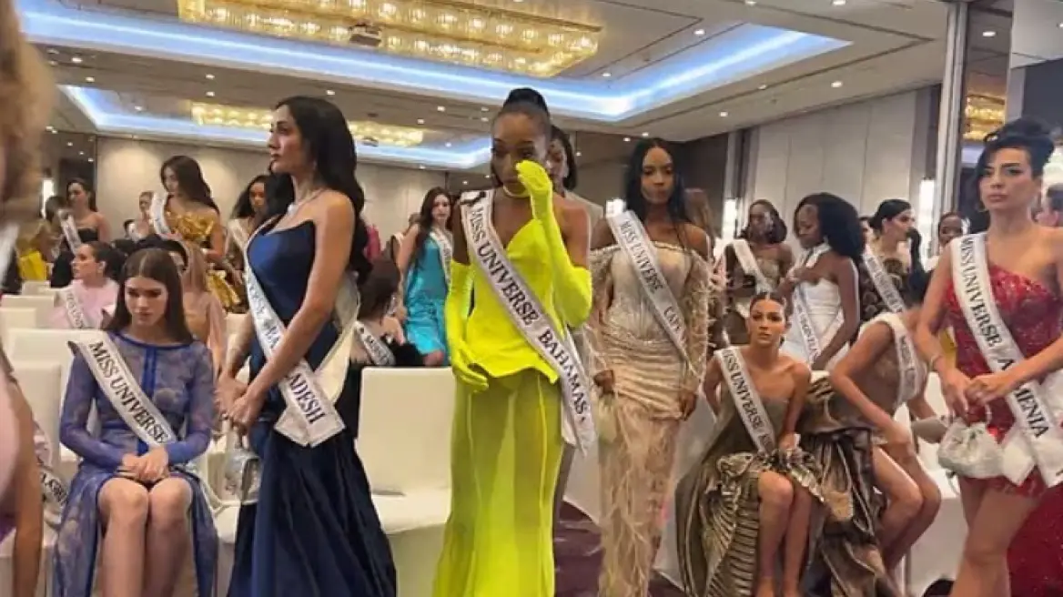 Επεισόδιο σε εκδήλωση για τη Miss Univerce: Η νικήτρια του 2024 έφυγε οργισμένη όταν ο πρόεδρος των καλλιστείων διέσυρε δημόσια τη Μις Μεξικό