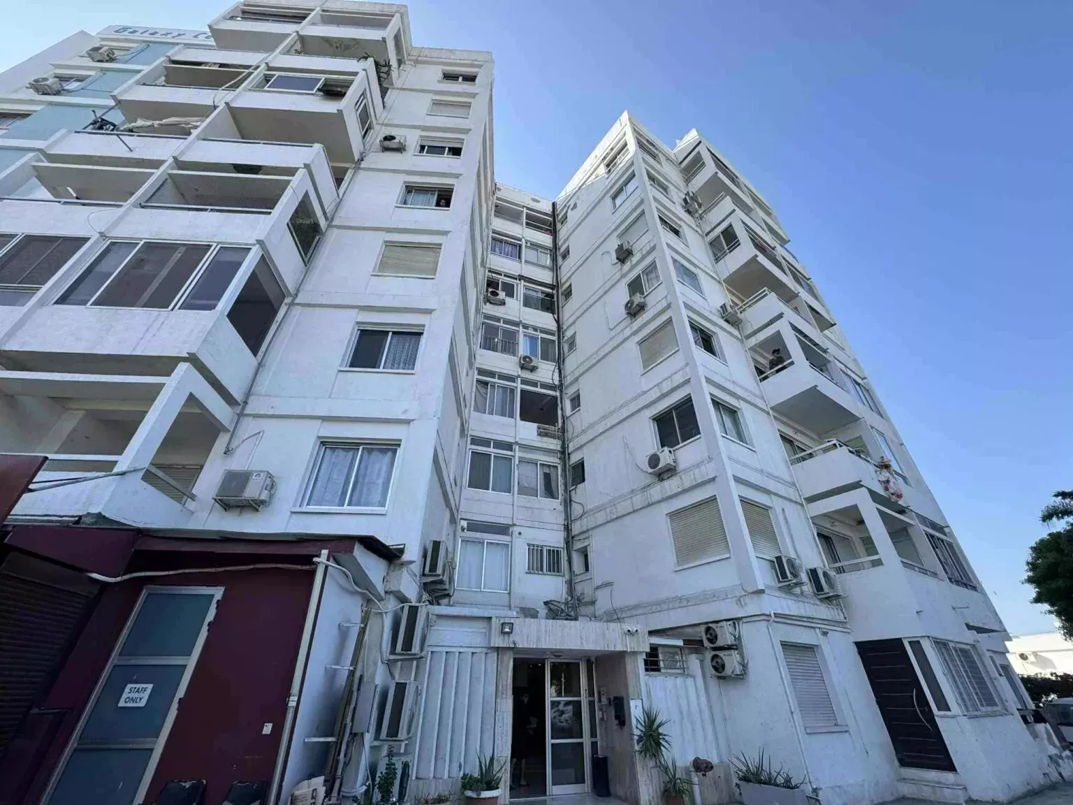 Φόνος πίσω από τον θάνατο της 30χρονης: Φωνές και κακώσεις οδήγησαν στη σύλληψη των συγκατοίκων της