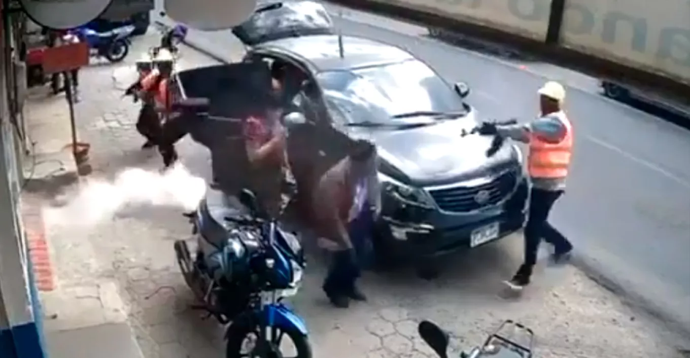 Γουατεμάλα: Δολοφόνησαν στη μέση του δρόμου εργολάβο, μεταμφιεσμένοι ως εργάτες – Σοκαριστικό βίντεο