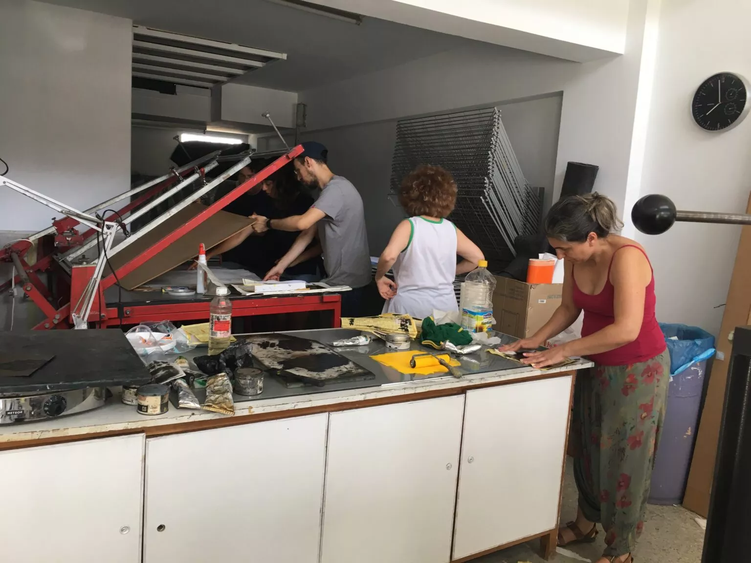 Υπό έξωση οι Κύπριοι χαράκτες – Χωρίς ρεύμα και νερό το εργαστήριό τους στην Αγλαντζιά