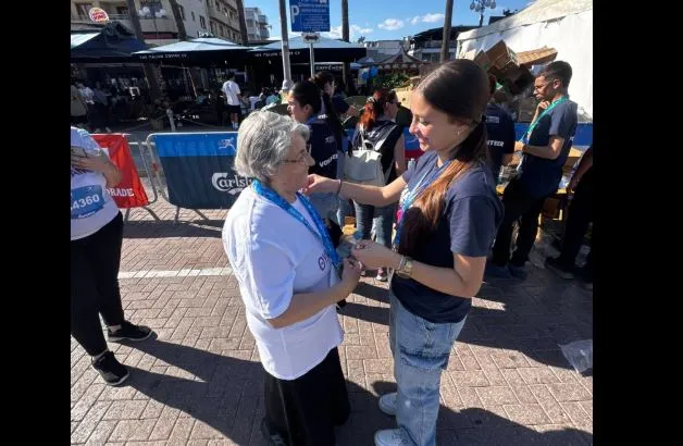 Μαραθώνιος: Συγκίνηση με 75χρονη δρομέα– Έτρεξε για τα άτομα με Αλτσχάιμερ