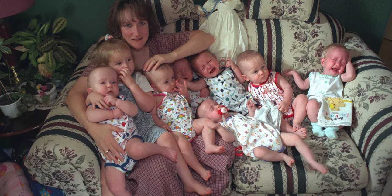 Έγραψαν ιστορία με τη γέννησή τους: Πώς είναι σήμερα τα πρώτα επτάδυμα που επιβίωσαν στη γέννα και πώς εξελίχθηκε η ζωή τους μετά από 28 χρόνια