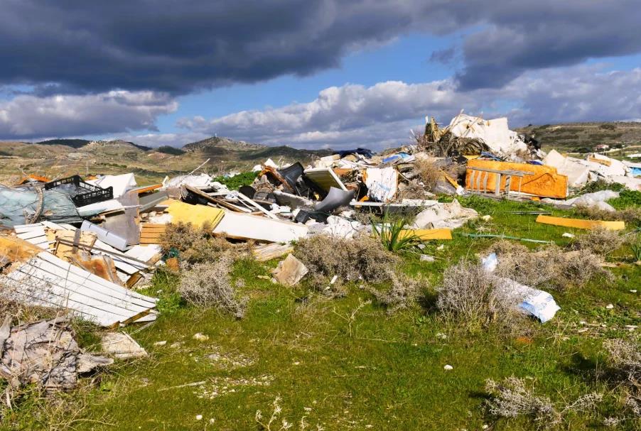 Οι Οικολόγοι καταγγέλλουν εικόνες ντροπής στο Πράσινο Σημείο Αγίας Βαρβάρας, κάνοντας λόγο για άμεσο κίνδυνο για τη δημόσια υγεία.