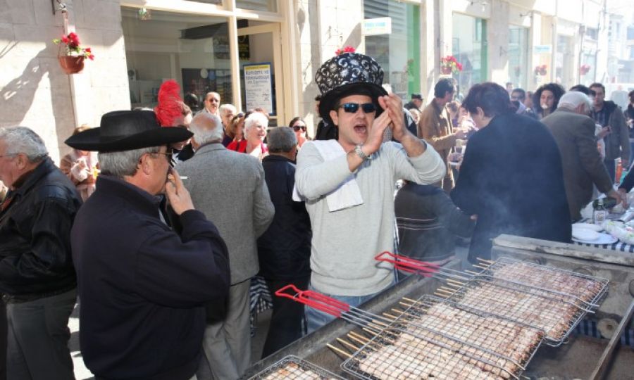 Λεμεσός: Ο καρναβαλικός παλμός της Τσικνοπέμπτης κυριαρχεί στην πόλη