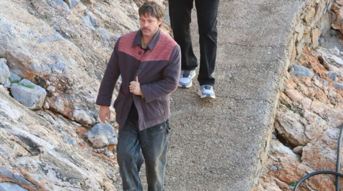 Μπραντ Πιτ: Οι πρώτες φωτoγραφίες από τα γυρίσματα στην Ύδρα και ο μηχανισμός που στήθηκε για τεχνητή βροχή