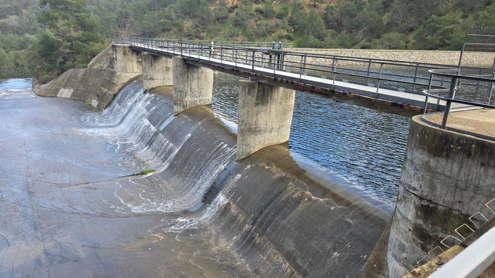 Υπερχείλισαν τα φράγματα Πωμού και Κλήρου – Παραμένει εξαιρετικά χαμηλή η συνολική πληρότητα