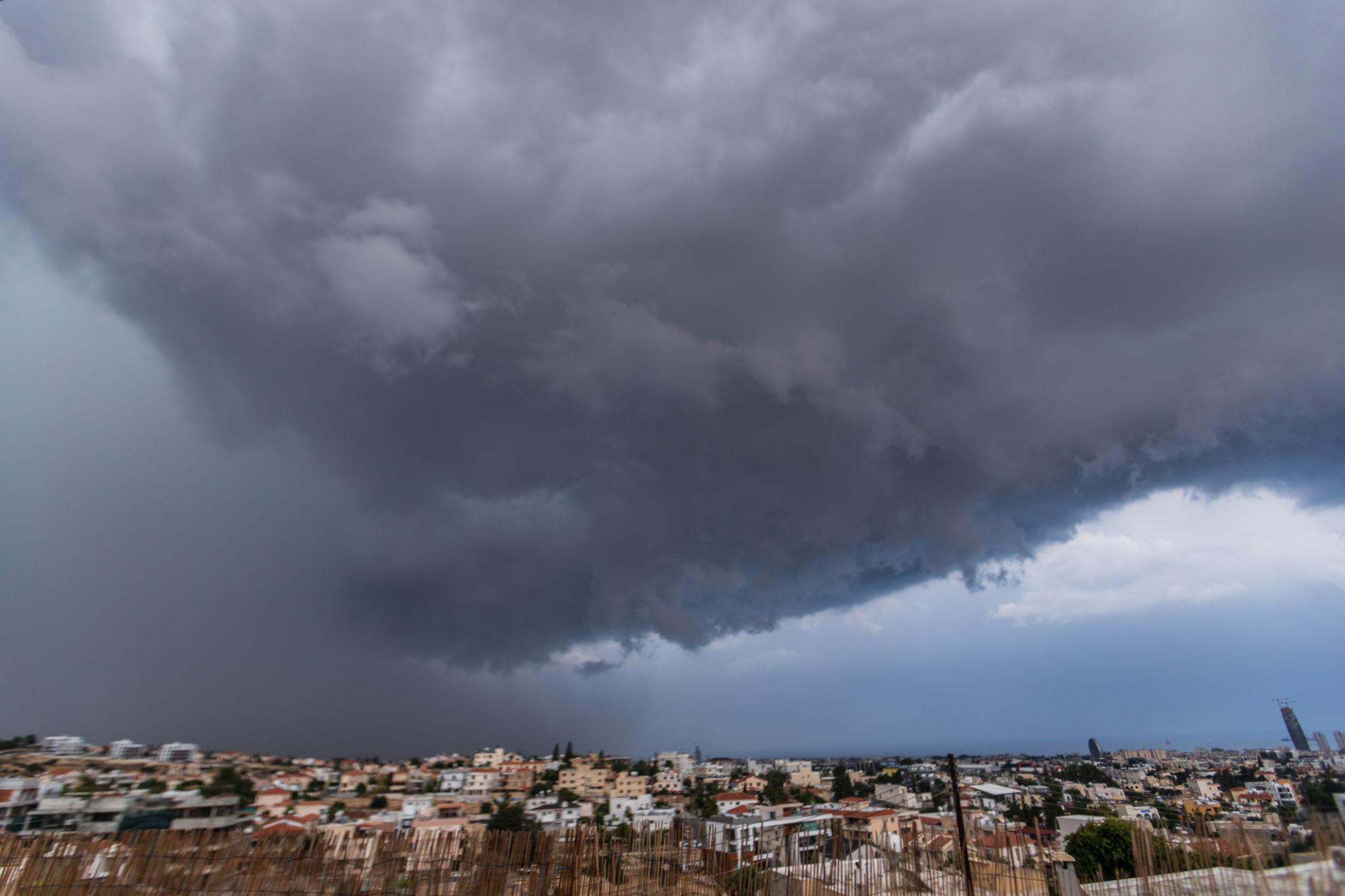 Απότομη πτώση θερμοκρασίας: ψυχρή μάζα φέρνει βροχές, ισχυρούς ανέμους και χιόνια
