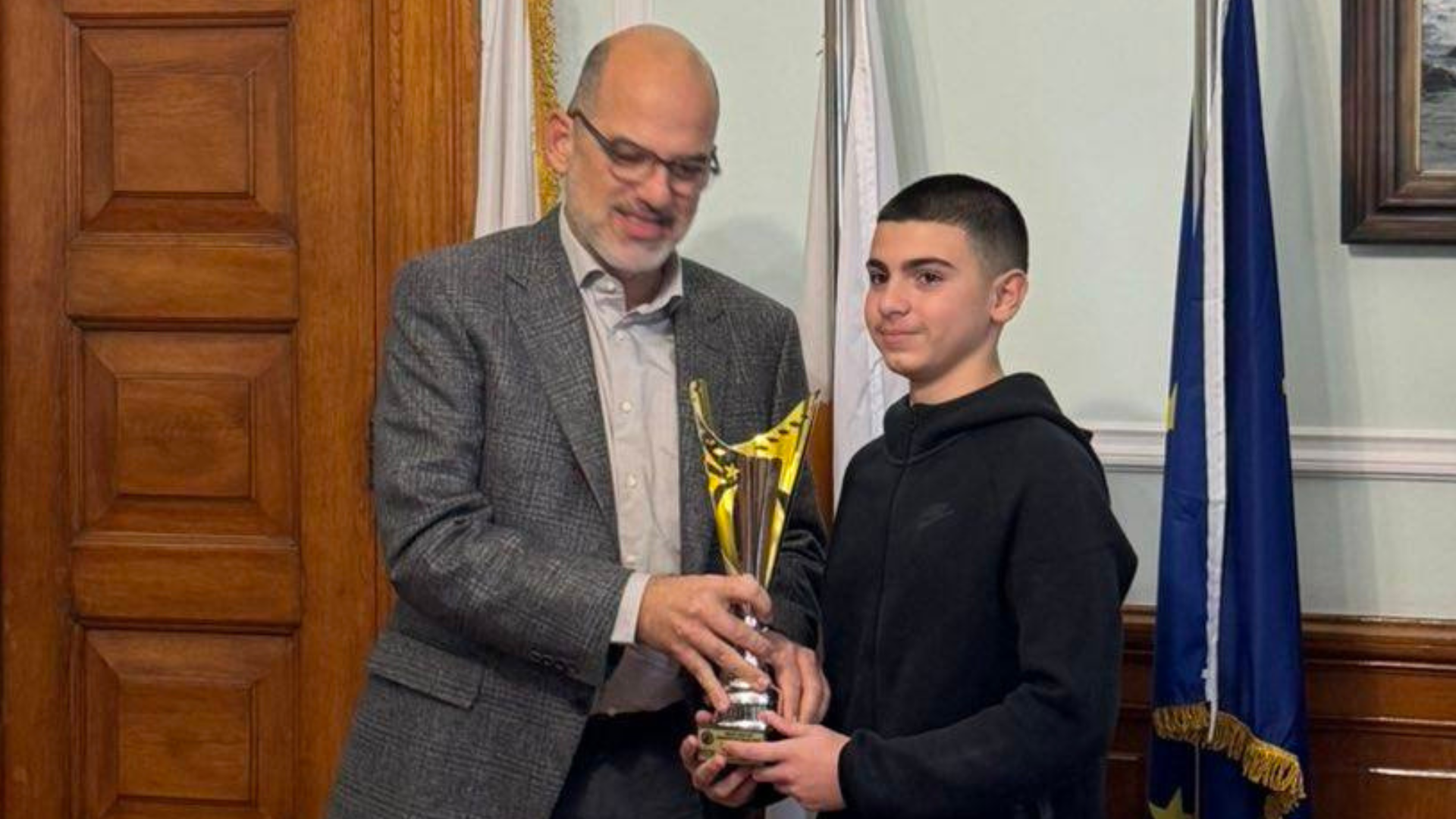 Ο Δήμαρχος Λεμεσού βράβευσε τον αθλητή του παρακαγιάκ Παναγιώτη Τυρίμου