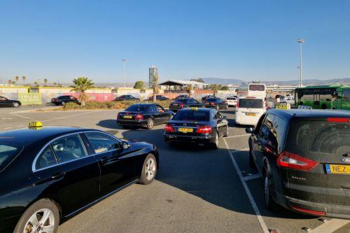 Με κινητοποιήσεις προειδοποιούν οι επαγγελματίες οδηγοί αστικών ταξί