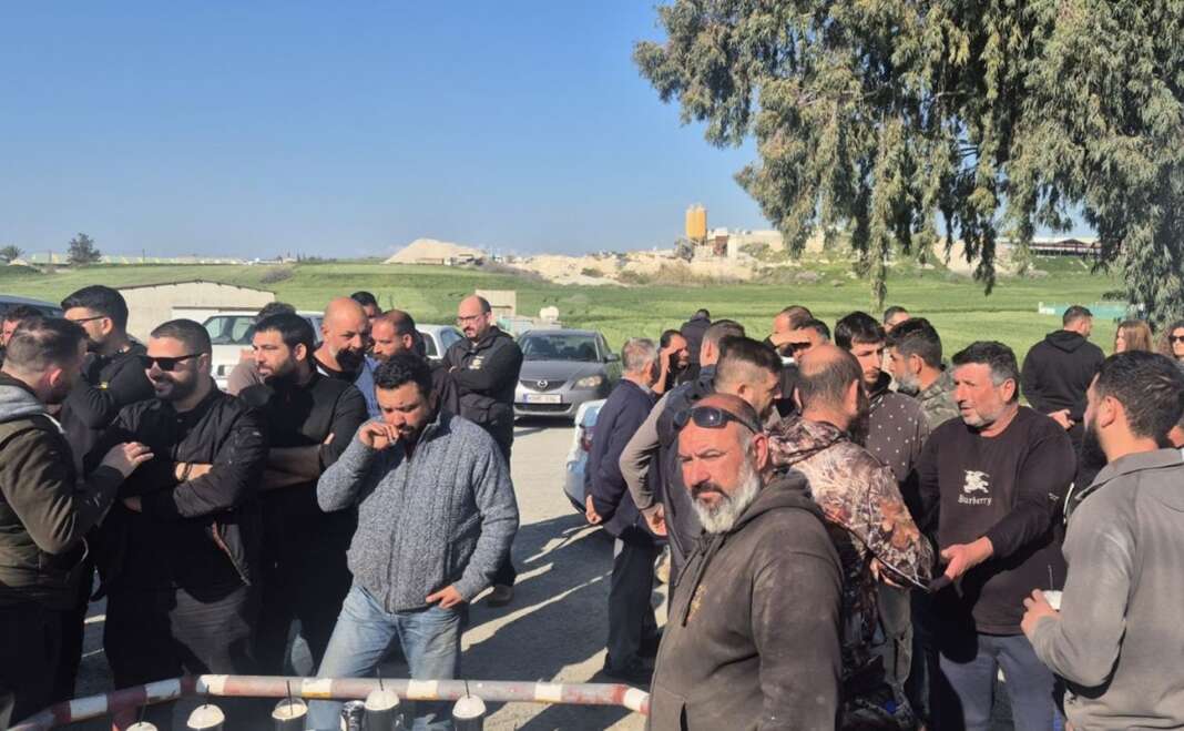 Κτηνοτρόφοι απέκλεισαν για δέκα λεπτά δρόμο στην Αραδίππου