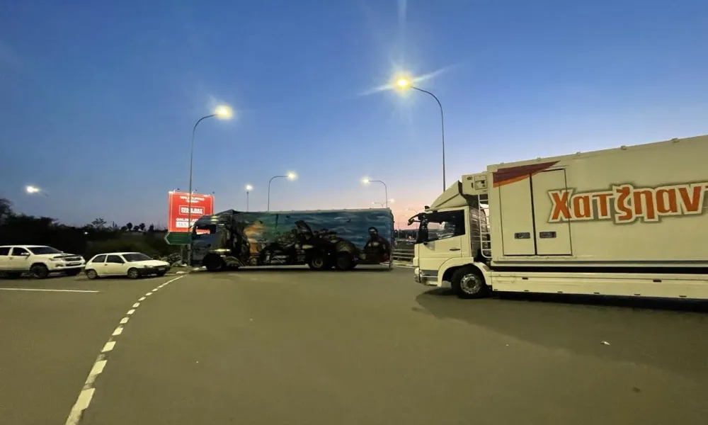 Ουρές χιλιομέτρων λόγω διαμαρτυρίας κτηνοτρόφων στον κόμβο Ριζοελιάς – Απειλούν με αποκλεισμό του Αεροδρομίου, οι εναλλακτικές διαδρομές