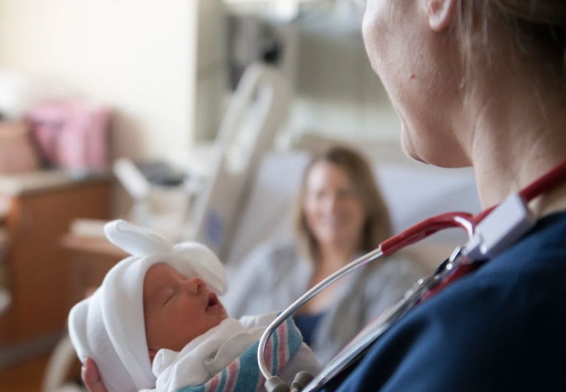 ΠΑΣΥΝΜ: Παγκόσμια έλλειψη σχεδόν 1 εκατ. μαιών – Καμπανάκι για τα συστήματα υγείας